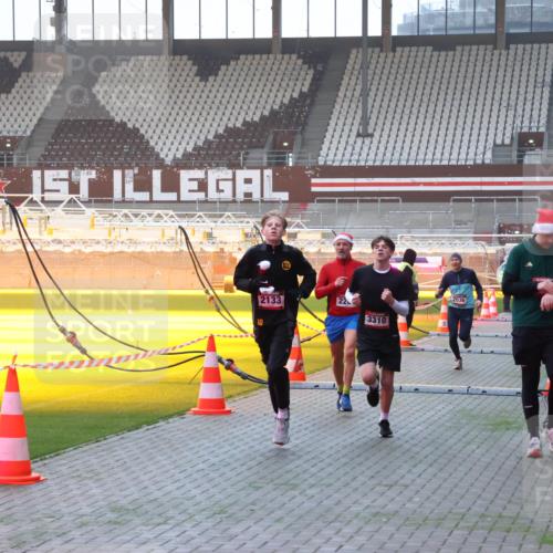 07.12.2025 - St. Pauli X-Mass-Run No. 15 Luisa Fischer http://msf.ph/oto/9375764 07.12.2025 09:54:41 Ziel 2133, 22, 2036, 10, 3310, 1375, 1598, 2036, 2133, 2209, 2651, 2900, 3310, 3338, 4061, 4062 meine-sportfotos.de