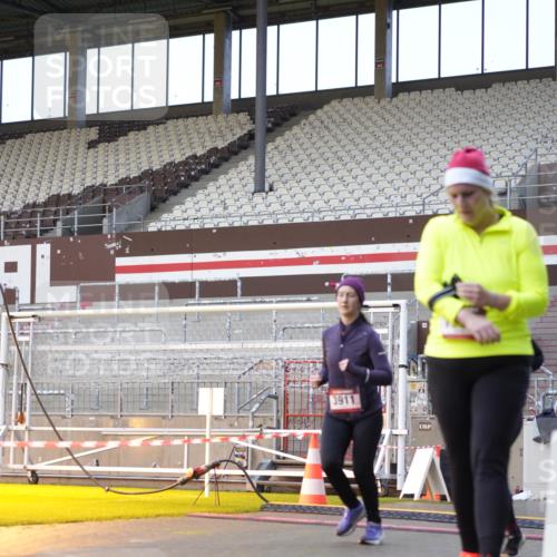 07.12.2025 - St. Pauli X-Mass-Run No. 15 Patografie http://msf.ph/oto/9375777 07.12.2025 10:04:26 Ziel 113, 1291, 1302, 1522, 1701, 1712, 1738, 1871, 2569, 2570, 3188, 3477, 3911, 4673 meine-sportfotos.de