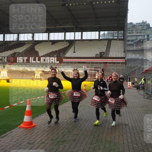 07.12.2025 - St. Pauli X-Mass-Run No. 15 Fabian Wolf http://msf.ph/oto/9375780 07.12.2025 10:05:00 Ziel 202, 210, 292, 699, 1217, 1973, 1991, 2168, 2249, 2856, 2866, 3311 meine-sportfotos.de