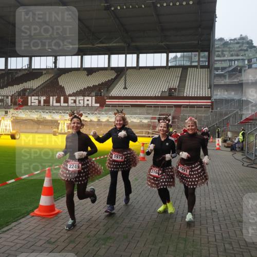 07.12.2025 - St. Pauli X-Mass-Run No. 15 Fabian Wolf http://msf.ph/oto/9375786 07.12.2025 10:05:00 Ziel 202, 210, 292, 699, 1217, 1973, 1991, 2168, 2249, 2856, 2866, 3311 meine-sportfotos.de