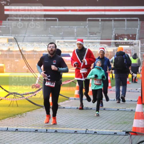 07.12.2025 - St. Pauli X-Mass-Run No. 15 Luisa Fischer http://msf.ph/oto/9375819 07.12.2025 09:55:00 Ziel 2703, 1655, 1722, 1375, 1649, 1655, 1722, 2036, 2133, 2209, 2703, 2900, 3310, 3338 meine-sportfotos.de