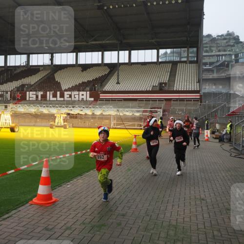07.12.2025 - St. Pauli X-Mass-Run No. 15 Fabian Wolf http://msf.ph/oto/9375837 07.12.2025 10:05:03 Ziel 202, 210, 292, 699, 1217, 1973, 1991, 2168, 2249, 2856, 2866, 3307, 3311 meine-sportfotos.de