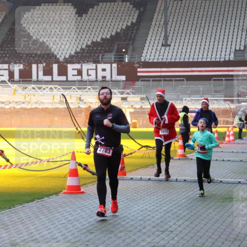 07.12.2025 - St. Pauli X-Mass-Run No. 15 Luisa Fischer http://msf.ph/oto/9375845 07.12.2025 09:55:04 Ziel 2703, 1655, 1375, 1649, 1655, 1722, 2036, 2133, 2209, 2703, 2900, 3310, 3338 meine-sportfotos.de