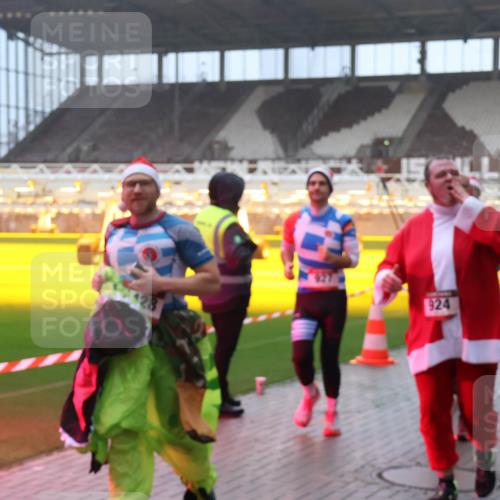 07.12.2025 - St. Pauli X-Mass-Run No. 15 Luisa Fischer http://msf.ph/oto/9375851 07.12.2025 11:06:20 Ziel 28, 924, 92, 199, 204, 298, 300, 402, 403, 414, 556, 659, 693, 831, 854, 858, 878, 920, 924, 925, 927, 929, 932, 944, 973, 1024, 1025, 1046, 1049, 1092, 1196, 1208, 1223, 1229, 1287, 1311, 1428, 1429, 1430, 1432, 1608, 1648, 1840, 1841, 2006, 2243, 2245, 2254, 2884, 3272, 3278, 4579, 4581, 4583, 4585, 4587 meine-sportfotos.de