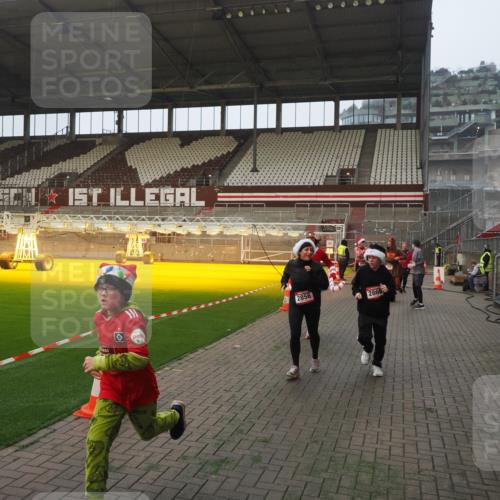 07.12.2025 - St. Pauli X-Mass-Run No. 15 Fabian Wolf http://msf.ph/oto/9375852 07.12.2025 10:05:04 Ziel 202, 210, 292, 699, 1973, 1991, 2168, 2249, 2856, 2866, 3307, 3311 meine-sportfotos.de
