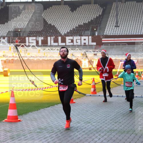 07.12.2025 - St. Pauli X-Mass-Run No. 15 Luisa Fischer http://msf.ph/oto/9375853 07.12.2025 09:55:05 Ziel 2703, 1655, 1722, 1375, 1649, 1655, 1722, 2036, 2133, 2209, 2703, 2900, 3310, 3338, 4088 meine-sportfotos.de