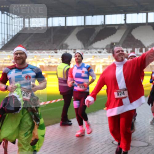 07.12.2025 - St. Pauli X-Mass-Run No. 15 Luisa Fischer http://msf.ph/oto/9375854 07.12.2025 11:06:21 Ziel 128, 924, 1432, 92, 199, 204, 298, 300, 402, 403, 414, 556, 659, 693, 831, 854, 858, 878, 920, 924, 925, 927, 929, 932, 944, 973, 1024, 1025, 1046, 1049, 1092, 1196, 1208, 1223, 1229, 1287, 1428, 1429, 1430, 1432, 1608, 1648, 1840, 1841, 2006, 2243, 2245, 2254, 2884, 3272, 3278, 4579, 4581, 4583, 4585, 4587 meine-sportfotos.de