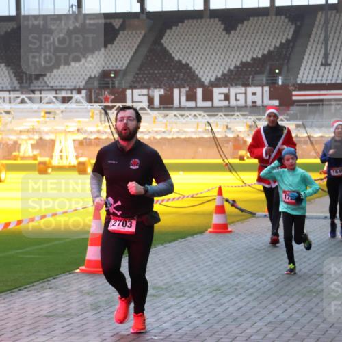07.12.2025 - St. Pauli X-Mass-Run No. 15 Luisa Fischer http://msf.ph/oto/9375862 07.12.2025 09:55:06 Ziel 2703, 17, 1649, 1375, 1649, 1655, 1722, 2036, 2133, 2209, 2703, 2900, 3310, 3338, 4088 meine-sportfotos.de