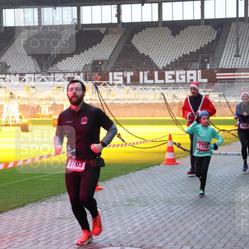 07.12.2025 - St. Pauli X-Mass-Run No. 15 Luisa Fischer http://msf.ph/oto/9375864 07.12.2025 09:55:06 Ziel 2703, 1722, 1649, 1375, 1649, 1655, 1722, 2036, 2133, 2209, 2703, 2900, 3310, 3338, 4088 meine-sportfotos.de