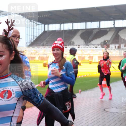 07.12.2025 - St. Pauli X-Mass-Run No. 15 Luisa Fischer http://msf.ph/oto/9375878 07.12.2025 11:06:24 Ziel 2, 1608, 1825, 92, 199, 204, 298, 300, 402, 403, 414, 556, 659, 693, 831, 854, 858, 878, 920, 924, 925, 927, 929, 932, 944, 973, 1024, 1025, 1046, 1049, 1092, 1196, 1208, 1223, 1229, 1287, 1403, 1428, 1429, 1430, 1432, 1608, 1648, 1840, 1841, 2006, 2243, 2245, 2254, 2884, 3272, 3278, 4579, 4581, 4583, 4585, 4587 meine-sportfotos.de