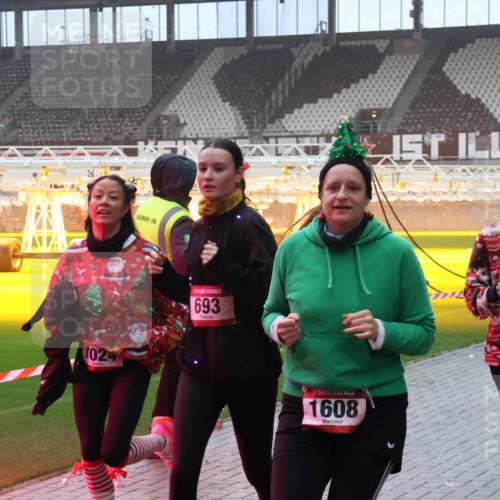 07.12.2025 - St. Pauli X-Mass-Run No. 15 Luisa Fischer http://msf.ph/oto/9375886 07.12.2025 11:06:25 Ziel 1024, 693, 1608, 15, 1025, 92, 199, 204, 298, 300, 402, 403, 414, 474, 486, 556, 659, 693, 831, 854, 858, 878, 920, 924, 925, 927, 929, 932, 944, 973, 1024, 1025, 1046, 1049, 1092, 1196, 1208, 1223, 1229, 1287, 1403, 1428, 1429, 1430, 1432, 1608, 1648, 1840, 1841, 2006, 2243, 2245, 2254, 2884, 3272, 3278, 4579, 4581, 4583, 4585, 4587 meine-sportfotos.de