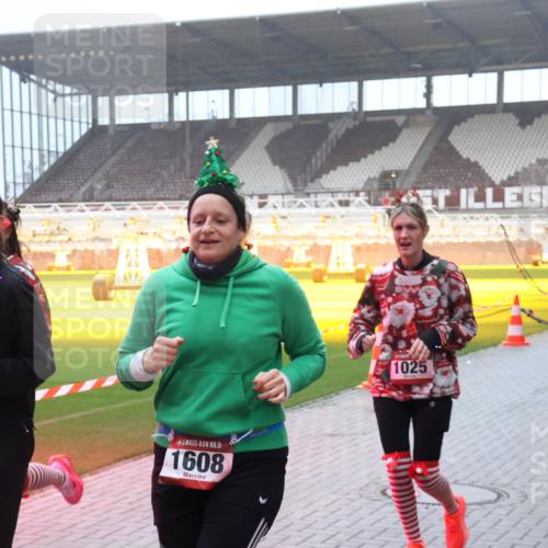 07.12.2025 - St. Pauli X-Mass-Run No. 15 Luisa Fischer http://msf.ph/oto/9375891 07.12.2025 11:06:25 Ziel 695, 15, 1608, 1025, 92, 199, 204, 298, 300, 402, 403, 414, 474, 486, 556, 659, 693, 831, 854, 858, 878, 920, 924, 925, 927, 929, 932, 944, 973, 1024, 1025, 1046, 1049, 1092, 1196, 1208, 1223, 1229, 1287, 1403, 1428, 1429, 1430, 1432, 1608, 1648, 1840, 1841, 2006, 2243, 2245, 2254, 2884, 3272, 3278, 4579, 4581, 4583, 4585, 4587 meine-sportfotos.de