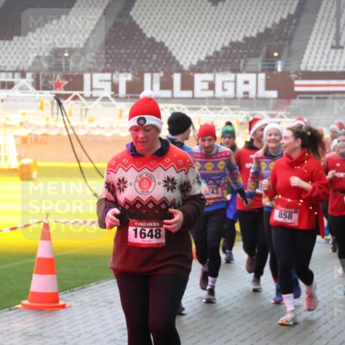 07.12.2025 - St. Pauli X-Mass-Run No. 15 Luisa Fischer http://msf.ph/oto/9375908 07.12.2025 11:06:34 Ziel 1910, 15, 1648, 243, 85, 458, 858, 92, 204, 298, 300, 402, 403, 414, 474, 486, 556, 659, 693, 854, 858, 878, 920, 924, 925, 927, 929, 932, 944, 973, 1024, 1025, 1092, 1196, 1208, 1223, 1229, 1287, 1403, 1428, 1429, 1430, 1432, 1440, 1442, 1608, 1648, 2243, 2245, 2254, 3272, 3278, 4579, 4581, 4583, 4585, 4587 meine-sportfotos.de
