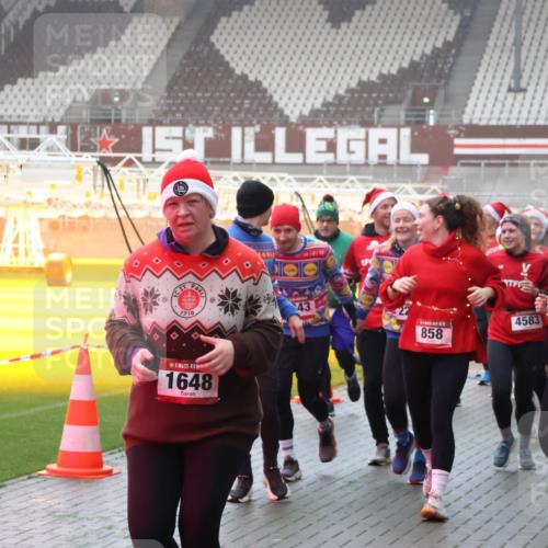 07.12.2025 - St. Pauli X-Mass-Run No. 15 Luisa Fischer http://msf.ph/oto/9375911 07.12.2025 11:06:35 Ziel 1910, 1648, 43, 858, 4583, 92, 204, 298, 300, 402, 403, 414, 474, 486, 556, 659, 693, 854, 858, 878, 920, 924, 925, 927, 929, 932, 944, 973, 1024, 1025, 1092, 1196, 1208, 1223, 1229, 1287, 1403, 1428, 1429, 1430, 1432, 1440, 1442, 1608, 1648, 2243, 2245, 2254, 3272, 3278, 4579, 4581, 4583, 4585, 4587 meine-sportfotos.de