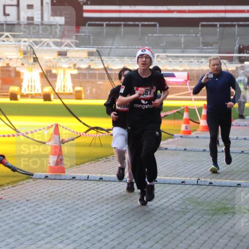 07.12.2025 - St. Pauli X-Mass-Run No. 15 Luisa Fischer http://msf.ph/oto/9375921 07.12.2025 09:55:25 Ziel 4088, 87, 1101, 1113, 1649, 1655, 1722, 2133, 2209, 2703, 4087, 4088 meine-sportfotos.de