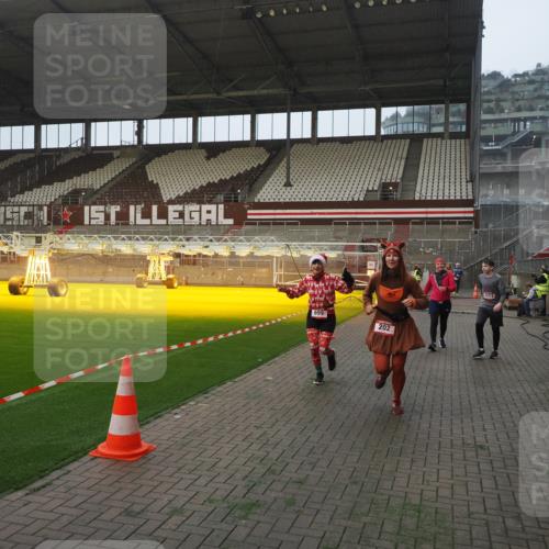 07.12.2025 - St. Pauli X-Mass-Run No. 15 Fabian Wolf http://msf.ph/oto/9375936 07.12.2025 10:05:07 Ziel 202, 210, 292, 699, 1973, 1991, 2168, 2249, 2856, 2866, 3307, 3311 meine-sportfotos.de