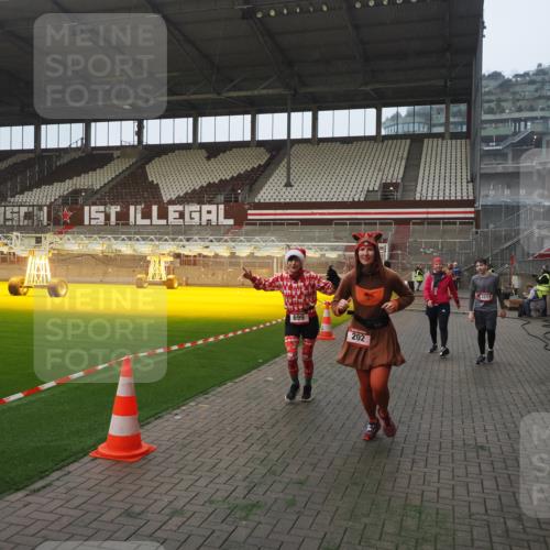 07.12.2025 - St. Pauli X-Mass-Run No. 15 Fabian Wolf http://msf.ph/oto/9375950 07.12.2025 10:05:07 Ziel 202, 210, 292, 699, 1973, 1991, 2168, 2249, 2856, 2866, 3307, 3311 meine-sportfotos.de
