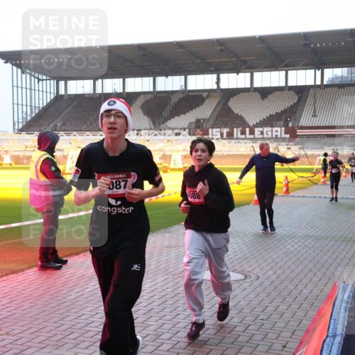 07.12.2025 - St. Pauli X-Mass-Run No. 15 Luisa Fischer http://msf.ph/oto/9375955 07.12.2025 09:55:30 Ziel 15, 087, 088, 1101, 1113, 1649, 1655, 1722, 2703, 4087, 4088 meine-sportfotos.de