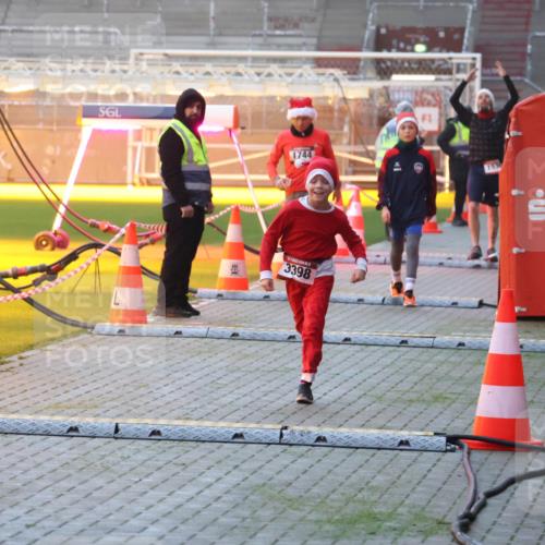 07.12.2025 - St. Pauli X-Mass-Run No. 15 Luisa Fischer http://msf.ph/oto/9376020 07.12.2025 09:56:17 Ziel 1744, 201, 3398, 312, 1744, 3398 meine-sportfotos.de
