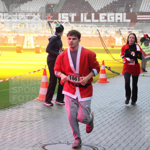 07.12.2025 - St. Pauli X-Mass-Run No. 15 Luisa Fischer http://msf.ph/oto/9376130 07.12.2025 11:07:29 Ziel 15, 1861, 862, 281, 342, 344, 359, 382, 476, 490, 565, 591, 595, 596, 603, 621, 622, 673, 688, 781, 1202, 1206, 1233, 1285, 1286, 1462, 1469, 1585, 1587, 1634, 1666, 1708, 1751, 1861, 1862, 2403, 4582, 4588 meine-sportfotos.de