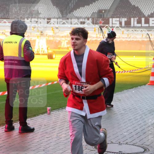 07.12.2025 - St. Pauli X-Mass-Run No. 15 Luisa Fischer http://msf.ph/oto/9376135 07.12.2025 11:07:29 Ziel 15, 186, 175, 62, 281, 342, 344, 359, 382, 476, 490, 565, 591, 595, 596, 603, 621, 622, 673, 688, 781, 1202, 1206, 1233, 1285, 1286, 1462, 1469, 1585, 1587, 1634, 1666, 1708, 1751, 1861, 1862, 2403, 4582, 4588 meine-sportfotos.de