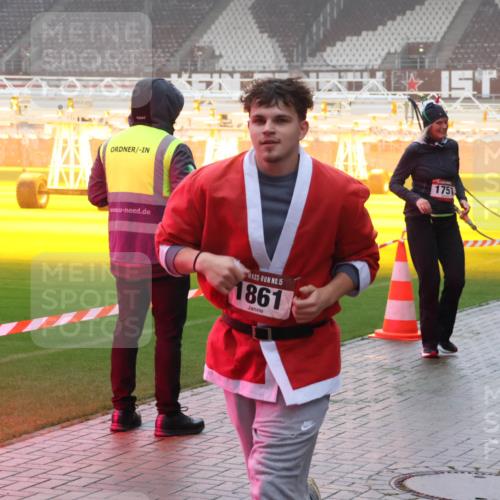 07.12.2025 - St. Pauli X-Mass-Run No. 15 Luisa Fischer http://msf.ph/oto/9376137 07.12.2025 11:07:30 Ziel 15, 1861, 1751, 862, 281, 342, 344, 359, 382, 476, 490, 565, 591, 595, 596, 603, 621, 622, 673, 688, 781, 1202, 1206, 1233, 1285, 1462, 1469, 1585, 1587, 1634, 1666, 1708, 1751, 1861, 1862, 2403, 4582, 4588, 5008 meine-sportfotos.de