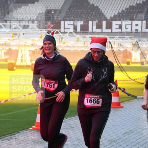 07.12.2025 - St. Pauli X-Mass-Run No. 15 Luisa Fischer http://msf.ph/oto/9376151 07.12.2025 11:07:37 Ziel 15, 1751, 15, 1666, 5, 1634, 281, 342, 344, 476, 490, 591, 595, 596, 603, 621, 622, 673, 688, 781, 1202, 1206, 1233, 1462, 1469, 1585, 1587, 1634, 1666, 1708, 1751, 1861, 1862, 2403, 4582, 4588, 5008 meine-sportfotos.de