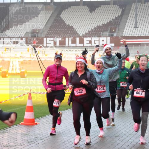 07.12.2025 - St. Pauli X-Mass-Run No. 15 Luisa Fischer http://msf.ph/oto/9376212 07.12.2025 11:07:48 Ziel 591, 622, 1202, 490, 603, 596, 77, 281, 315, 332, 342, 344, 377, 476, 490, 591, 596, 603, 621, 622, 623, 673, 688, 781, 1202, 1206, 1233, 1235, 1509, 1585, 1587, 1634, 1666, 1751, 1824, 1861, 1862, 1866, 1910, 2403, 2693, 5008 meine-sportfotos.de