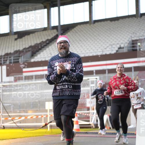 07.12.2025 - St. Pauli X-Mass-Run No. 15 Patografie http://msf.ph/oto/9376220 07.12.2025 10:05:18 Ziel 114, 543, 668, 950, 1121, 1316, 1374, 1481, 1661, 1761, 3186, 3386, 4036, 4556, 4558 meine-sportfotos.de