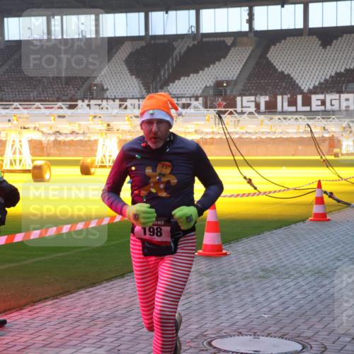 07.12.2025 - St. Pauli X-Mass-Run No. 15 Luisa Fischer http://msf.ph/oto/9376233 07.12.2025 09:57:06 Ziel 15, 198, 4209, 198, 497, 662, 1116, 1165, 1483, 1530, 2861, 3255, 4208, 4209 meine-sportfotos.de