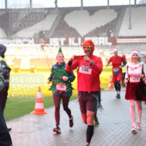 07.12.2025 - St. Pauli X-Mass-Run No. 15 Luisa Fischer http://msf.ph/oto/9376234 07.12.2025 11:07:51 Ziel 596, 7403, 77, 281, 315, 332, 342, 344, 377, 389, 397, 476, 490, 591, 596, 603, 621, 622, 623, 673, 688, 781, 1202, 1206, 1233, 1235, 1509, 1585, 1587, 1634, 1666, 1751, 1824, 1861, 1862, 1866, 1910, 2403, 2693, 5008 meine-sportfotos.de