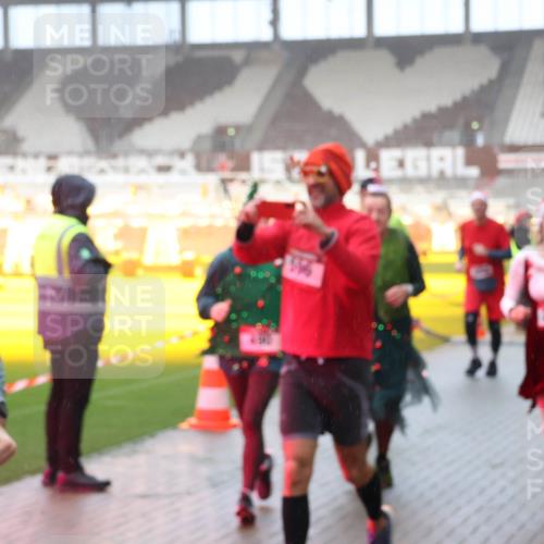 07.12.2025 - St. Pauli X-Mass-Run No. 15 Luisa Fischer http://msf.ph/oto/9376237 07.12.2025 11:07:52 Ziel 77, 273, 281, 315, 332, 342, 344, 377, 389, 397, 476, 490, 591, 596, 603, 621, 622, 623, 673, 688, 781, 1202, 1206, 1233, 1235, 1509, 1585, 1587, 1634, 1666, 1751, 1824, 1861, 1862, 1866, 1910, 2403, 2693, 5008 meine-sportfotos.de