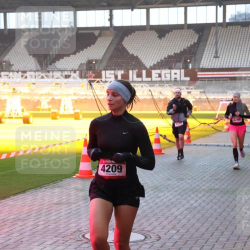 07.12.2025 - St. Pauli X-Mass-Run No. 15 Luisa Fischer http://msf.ph/oto/9376247 07.12.2025 09:57:08 Ziel 1, 4209, 1116, 4208, 198, 497, 662, 1116, 1165, 1483, 2861, 3255, 4208, 4209 meine-sportfotos.de