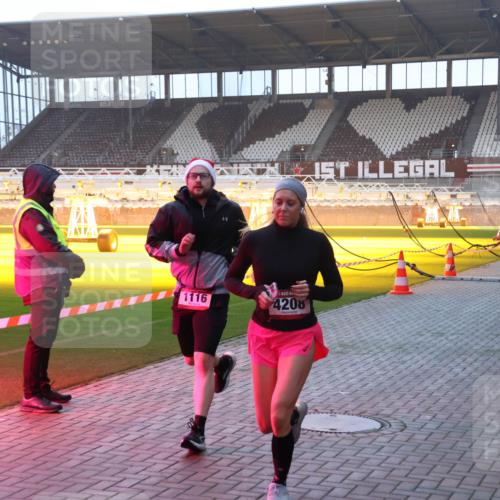 07.12.2025 - St. Pauli X-Mass-Run No. 15 Luisa Fischer http://msf.ph/oto/9376269 07.12.2025 09:57:11 Ziel 1116, 4208, 198, 497, 662, 1116, 1165, 2861, 3255, 4208, 4209 meine-sportfotos.de