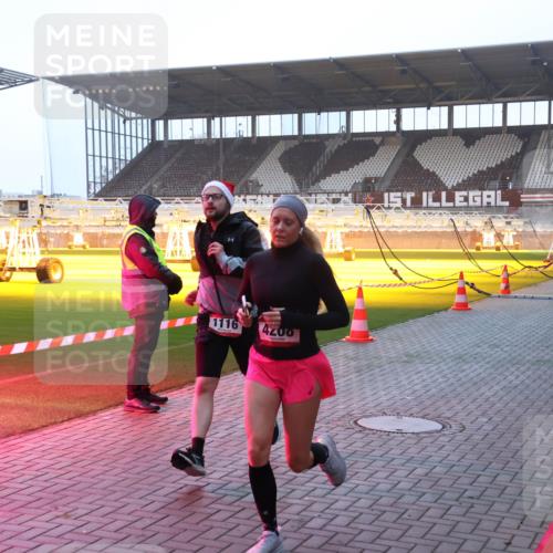 07.12.2025 - St. Pauli X-Mass-Run No. 15 Luisa Fischer http://msf.ph/oto/9376273 07.12.2025 09:57:12 Ziel 1116, 4200, 198, 497, 662, 1116, 1165, 2861, 3255, 4208, 4209 meine-sportfotos.de