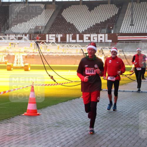 07.12.2025 - St. Pauli X-Mass-Run No. 15 Luisa Fischer http://msf.ph/oto/9376298 07.12.2025 09:57:27 Ziel 900, 2861, 497, 3320, 198, 497, 662, 1116, 1165, 2861, 3320, 4032, 4208, 4209 meine-sportfotos.de