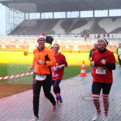 07.12.2025 - St. Pauli X-Mass-Run No. 15 Luisa Fischer http://msf.ph/oto/9376312 07.12.2025 11:08:06 Ziel 1235, 315, 77, 271, 273, 281, 286, 293, 315, 332, 342, 344, 377, 389, 397, 476, 490, 591, 596, 603, 621, 622, 623, 653, 673, 688, 772, 774, 781, 1107, 1123, 1129, 1202, 1206, 1233, 1235, 1342, 1378, 1381, 1382, 1383, 1439, 1441, 1460, 1509, 1520, 1525, 1585, 1587, 1812, 1824, 1866, 1910, 2403, 2693, 5008 meine-sportfotos.de