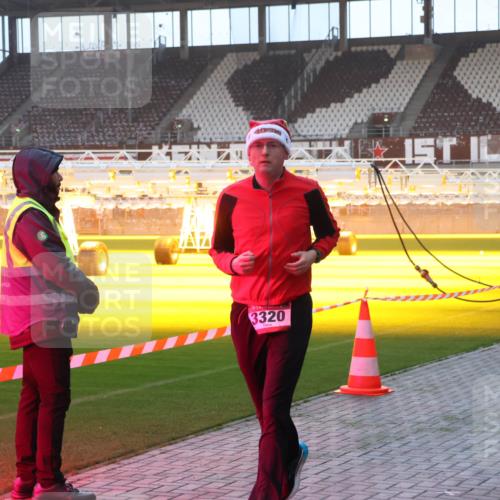 07.12.2025 - St. Pauli X-Mass-Run No. 15 Luisa Fischer http://msf.ph/oto/9376334 07.12.2025 09:57:32 Ziel 49, 3320, 198, 497, 662, 1116, 1165, 2861, 3320, 4032, 4208, 4209 meine-sportfotos.de