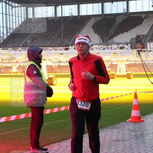 07.12.2025 - St. Pauli X-Mass-Run No. 15 Luisa Fischer http://msf.ph/oto/9376336 07.12.2025 09:57:33 Ziel 49, 3320, 198, 497, 632, 662, 1116, 1165, 2861, 3320, 4032, 4208, 4209 meine-sportfotos.de