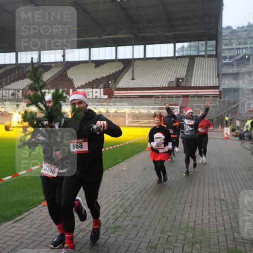 07.12.2025 - St. Pauli X-Mass-Run No. 15 Fabian Wolf http://msf.ph/oto/9376353 07.12.2025 10:05:25 Ziel 114, 543, 668, 950, 1121, 1316, 1374, 1481, 1661, 1761, 3186, 3386, 4036, 4556, 4558 meine-sportfotos.de