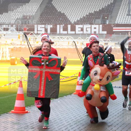 07.12.2025 - St. Pauli X-Mass-Run No. 15 Luisa Fischer http://msf.ph/oto/9376384 07.12.2025 11:08:22 Ziel 1383, 138, 28, 77, 100, 271, 273, 286, 293, 315, 332, 377, 389, 397, 623, 629, 635, 653, 772, 774, 1107, 1123, 1129, 1226, 1230, 1235, 1249, 1342, 1355, 1378, 1381, 1382, 1383, 1439, 1441, 1460, 1509, 1520, 1525, 1559, 1560, 1596, 1809, 1810, 1812, 1824, 1866, 1910, 2693, 4798, 4815 meine-sportfotos.de