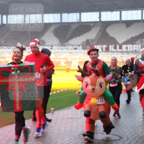 07.12.2025 - St. Pauli X-Mass-Run No. 15 Luisa Fischer http://msf.ph/oto/9376402 07.12.2025 11:08:24 Ziel 138, 1378, 77, 100, 271, 273, 286, 293, 315, 332, 377, 389, 397, 623, 629, 635, 653, 772, 774, 1107, 1123, 1129, 1226, 1230, 1235, 1249, 1342, 1355, 1378, 1381, 1382, 1383, 1439, 1441, 1460, 1509, 1520, 1525, 1559, 1560, 1596, 1809, 1810, 1812, 1824, 1866, 1910, 2693, 4798, 4815 meine-sportfotos.de