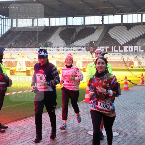 07.12.2025 - St. Pauli X-Mass-Run No. 15 Luisa Fischer http://msf.ph/oto/9376422 07.12.2025 09:57:51 Ziel 13, 1293, 15, 1395, 632, 1292, 1293, 1377, 1395, 2678, 2984, 3320, 4032 meine-sportfotos.de