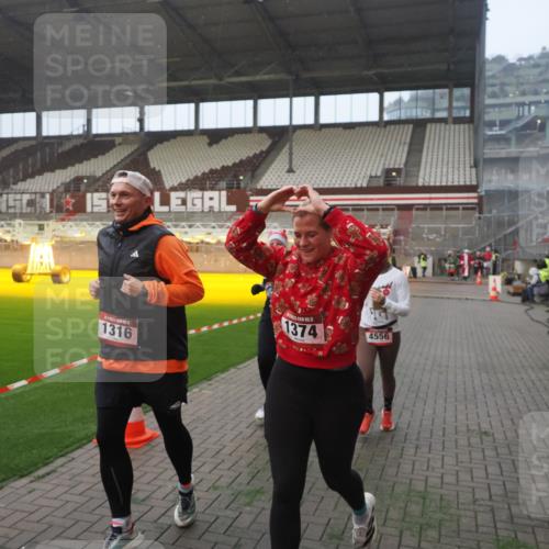 07.12.2025 - St. Pauli X-Mass-Run No. 15 Fabian Wolf http://msf.ph/oto/9376445 07.12.2025 10:05:27 Ziel 114, 543, 668, 950, 1121, 1316, 1374, 1481, 1661, 1761, 3186, 3386, 4036, 4556, 4558 meine-sportfotos.de