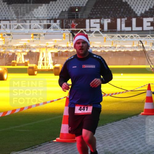 07.12.2025 - St. Pauli X-Mass-Run No. 15 Luisa Fischer http://msf.ph/oto/9376452 07.12.2025 09:58:18 Ziel 441, 441, 632, 1292, 1293, 1377, 1395, 2678, 2984, 3405, 4030 meine-sportfotos.de
