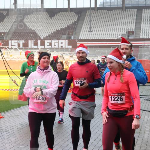 07.12.2025 - St. Pauli X-Mass-Run No. 15 Luisa Fischer http://msf.ph/oto/9376459 07.12.2025 11:08:37 Ziel 230, 15, 122, 15, 1226, 100, 152, 155, 166, 271, 273, 286, 293, 389, 396, 397, 446, 629, 635, 653, 758, 772, 774, 784, 1078, 1107, 1123, 1129, 1170, 1184, 1226, 1230, 1249, 1342, 1355, 1378, 1381, 1382, 1383, 1424, 1439, 1441, 1460, 1491, 1520, 1525, 1559, 1560, 1596, 1625, 1706, 1809, 1810, 1812, 2259, 4798, 4815 meine-sportfotos.de