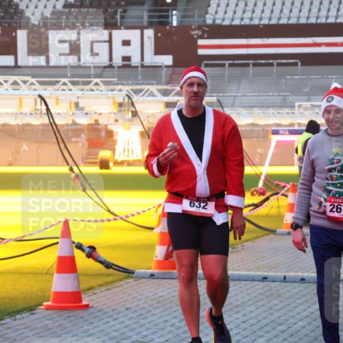 07.12.2025 - St. Pauli X-Mass-Run No. 15 Luisa Fischer http://msf.ph/oto/9376474 07.12.2025 09:58:26 Ziel 632, 5, 2678, 441, 1633, 1774, 2678, 2984, 3405, 3515, 4030 meine-sportfotos.de