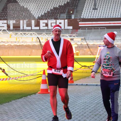07.12.2025 - St. Pauli X-Mass-Run No. 15 Luisa Fischer http://msf.ph/oto/9376489 07.12.2025 09:58:29 Ziel 632, 1, 15, 2678, 441, 1633, 1774, 2205, 2984, 3405, 3515, 4030 meine-sportfotos.de