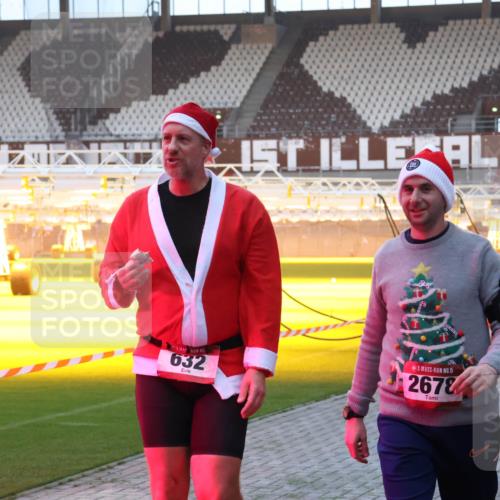 07.12.2025 - St. Pauli X-Mass-Run No. 15 Luisa Fischer http://msf.ph/oto/9376514 07.12.2025 09:58:32 Ziel 632, 15, 2678, 238, 261, 441, 1173, 1633, 1774, 2205, 2984, 3405, 3515, 4030, 4206 meine-sportfotos.de