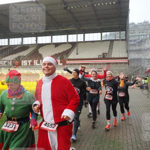 07.12.2025 - St. Pauli X-Mass-Run No. 15 Fabian Wolf http://msf.ph/oto/9376606 07.12.2025 10:05:41 Ziel 2, 3, 54, 123, 363, 385, 512, 945, 1215, 1222, 1789, 3231, 4195, 4552, 4555, 4559, 4560 meine-sportfotos.de